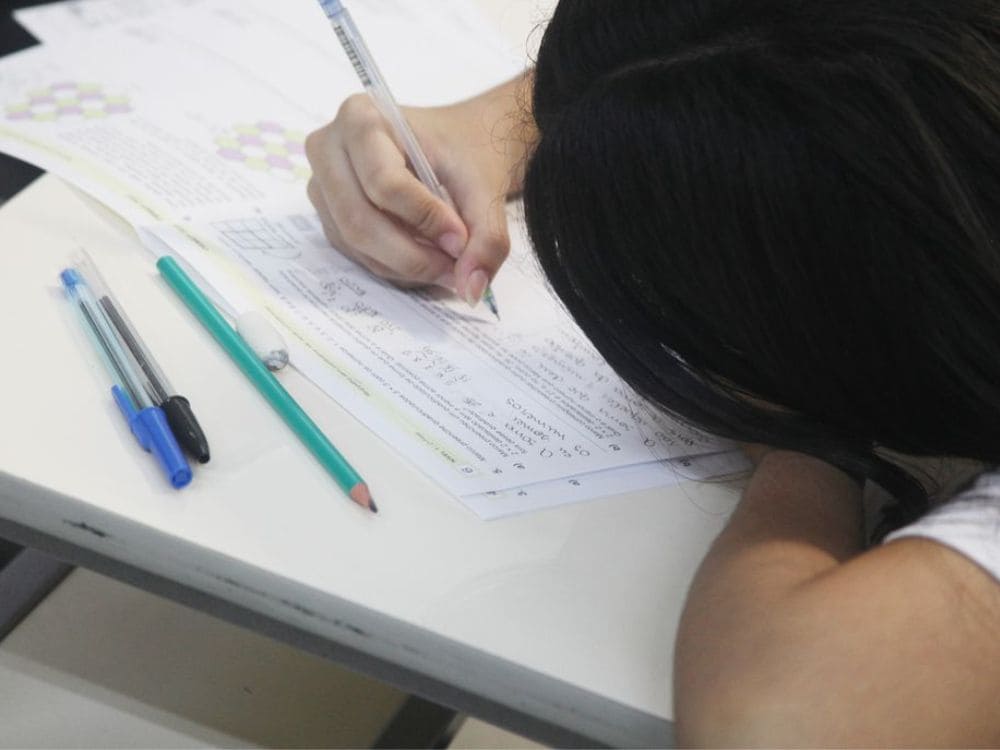 Curso gratuito prepara estudantes de todo o país para o Encceja