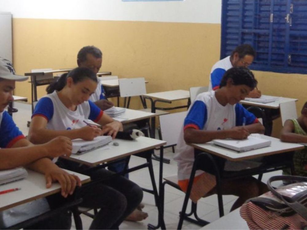SP: fechamento de turmas dificulta retorno de adultos à educação